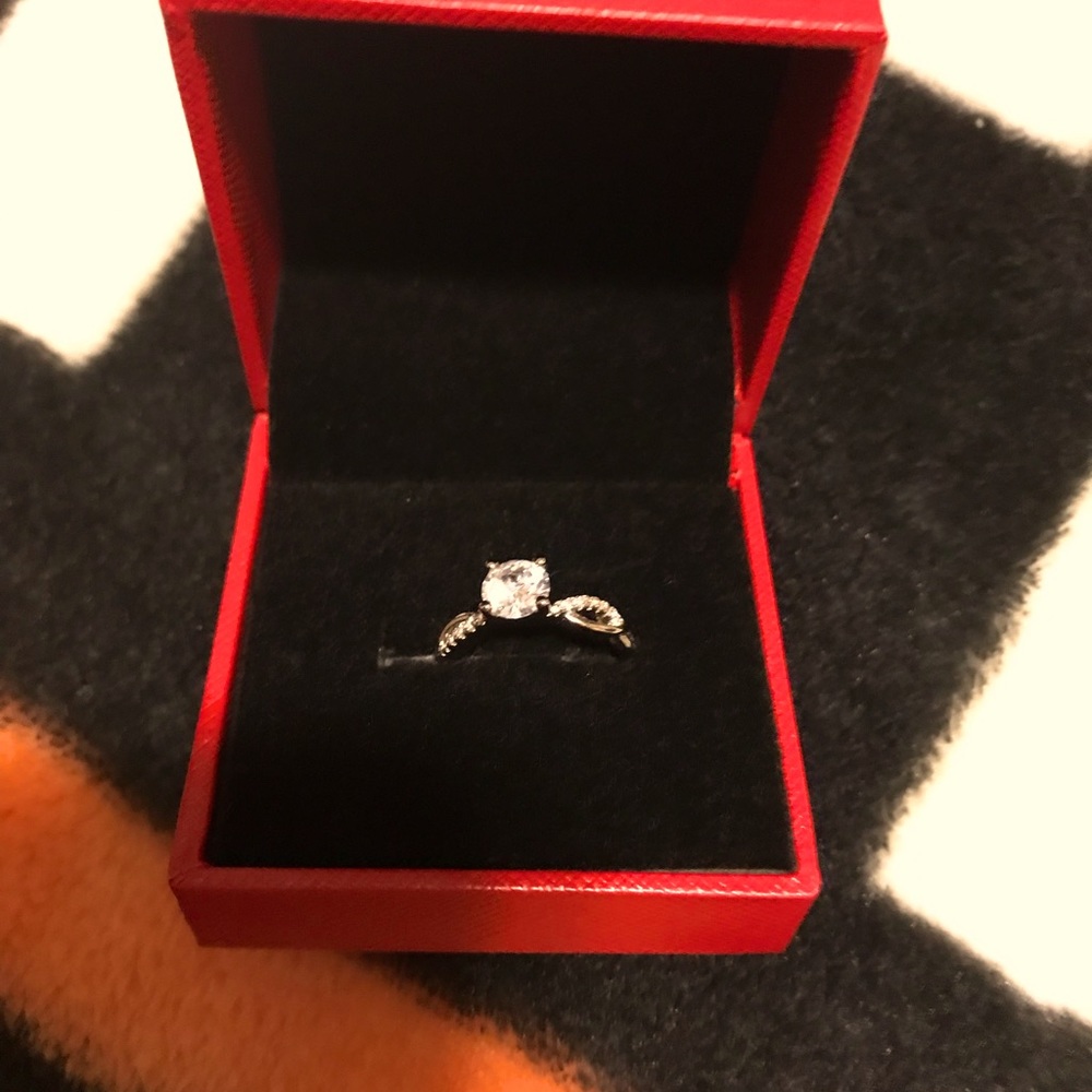 New silver Who is man made diamond beautiful size 6 1/2